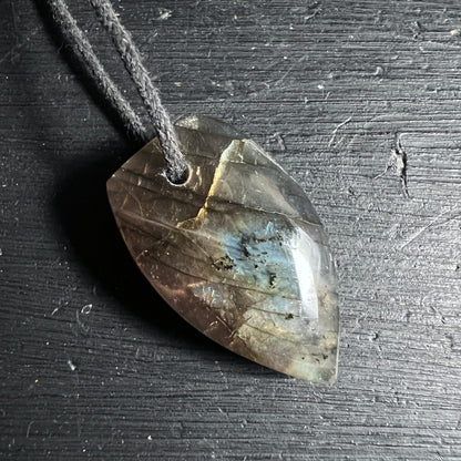 Labradorit Anhaenger Pfeilform, braun-grau mit blau-silbernem Flash und feinen Linien | Happy Minerals