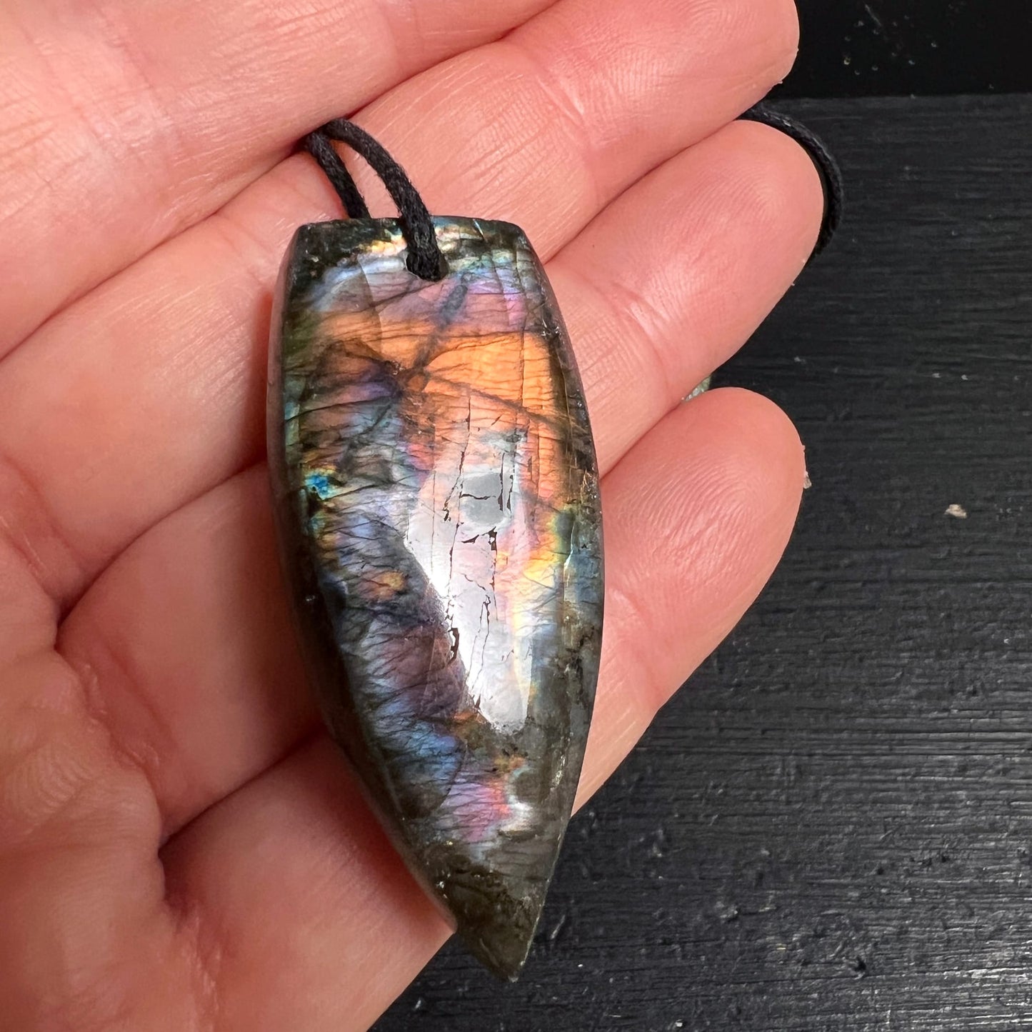 Labradorit Anhänger Pfeilform, orange-roter Feuerschein, lila-blauer Regenbogenblitz, poliert | Happy Minerals