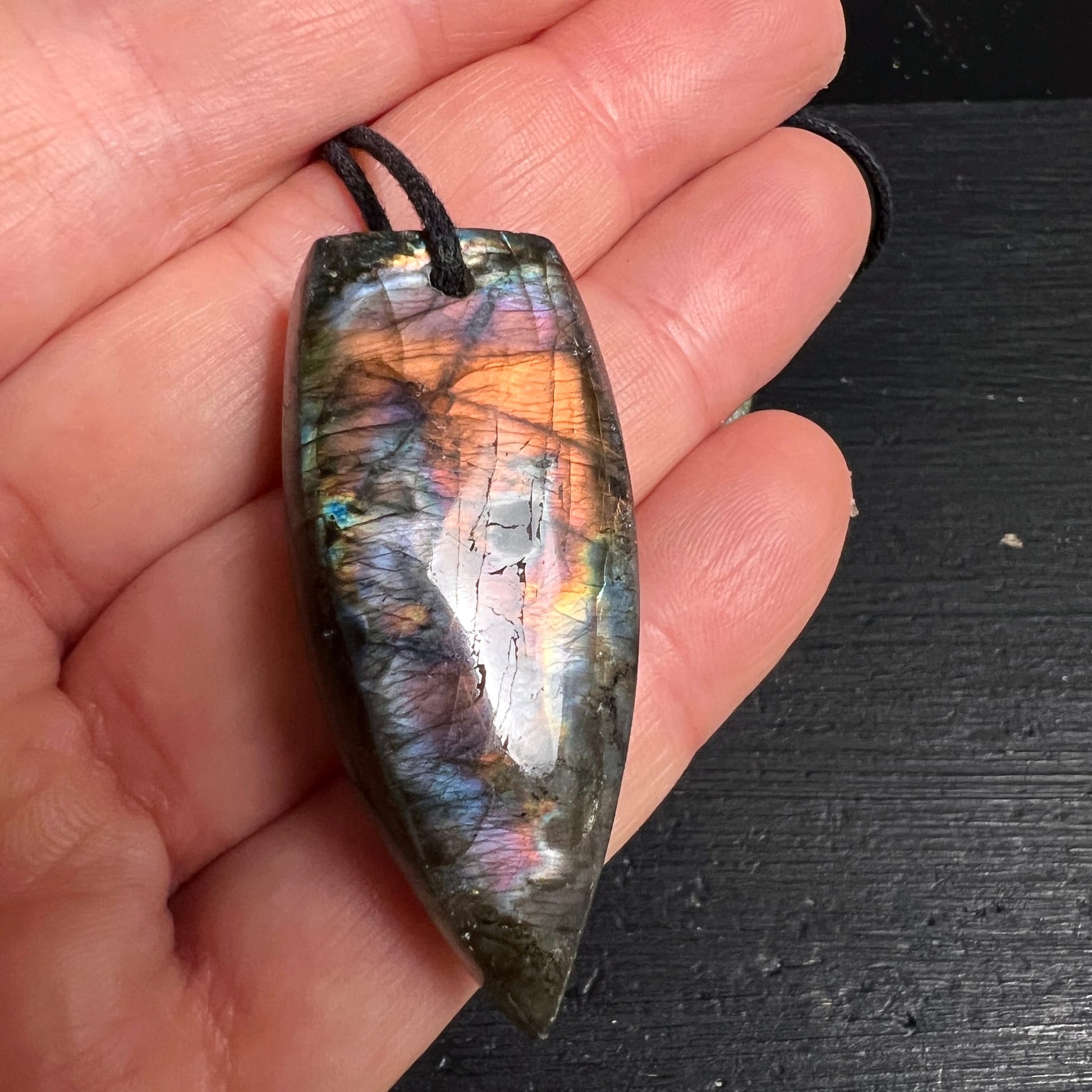Labradorit Anhänger Pfeilform, orange-roter Feuerschein, lila-blauer Regenbogenblitz, poliert | Happy Minerals