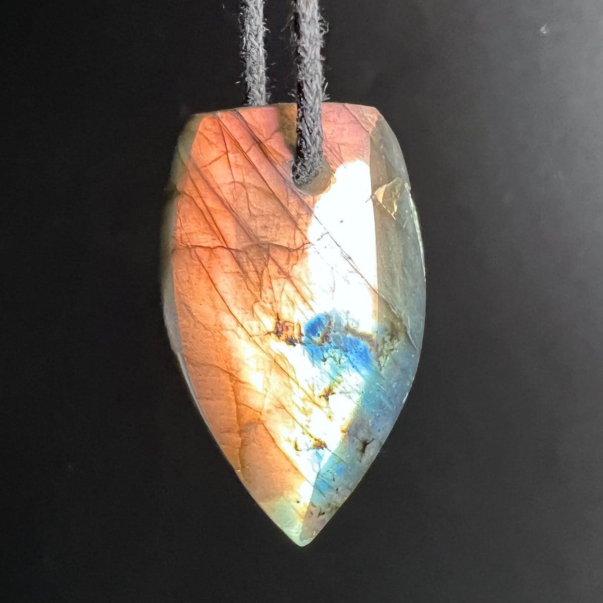 Labradorit Anhaenger tropfenfoermig, lachsrosa Oberflaeche mit blau-tuerkisem Flash und feinen Rissen | Happy Minerals