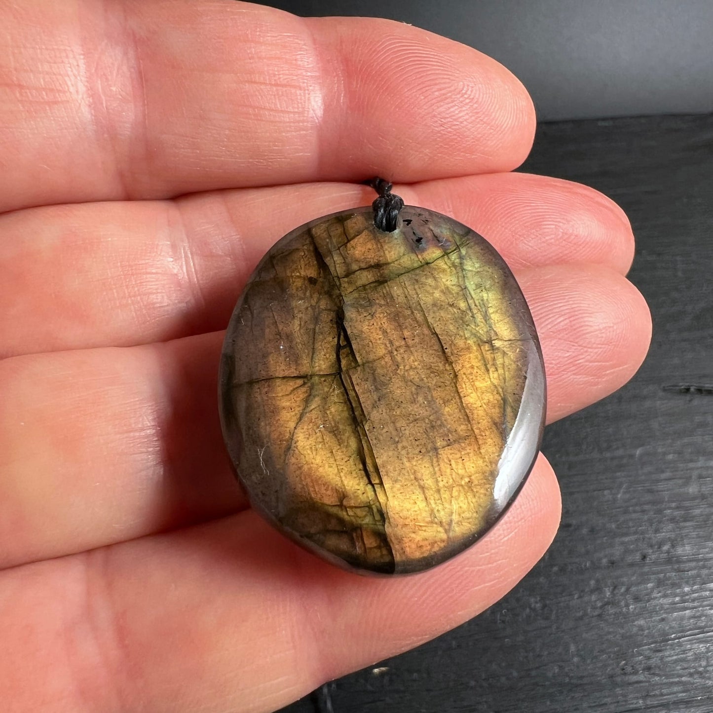 Labradorit Anhänger rund 44mm, goldbraun-oranges Labradoreszenz mit grünen Reflexen, poliert, schwarze Kordel | Happy Minerals