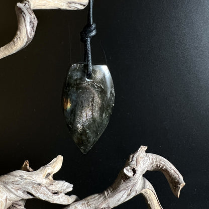 Detailaufnahme des Labradorit Anhängers mit Sternenschimmer-Effekt | Happy Minerals