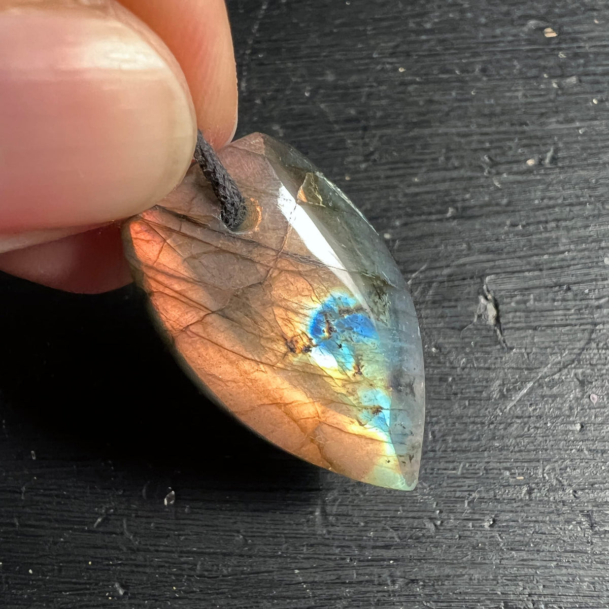 Labradorit Anhaenger in Tropfenform, poliert, mit rosa-goldenem Schimmer und blauem Flash sowie feinen Rissmustern | Happy Minerals