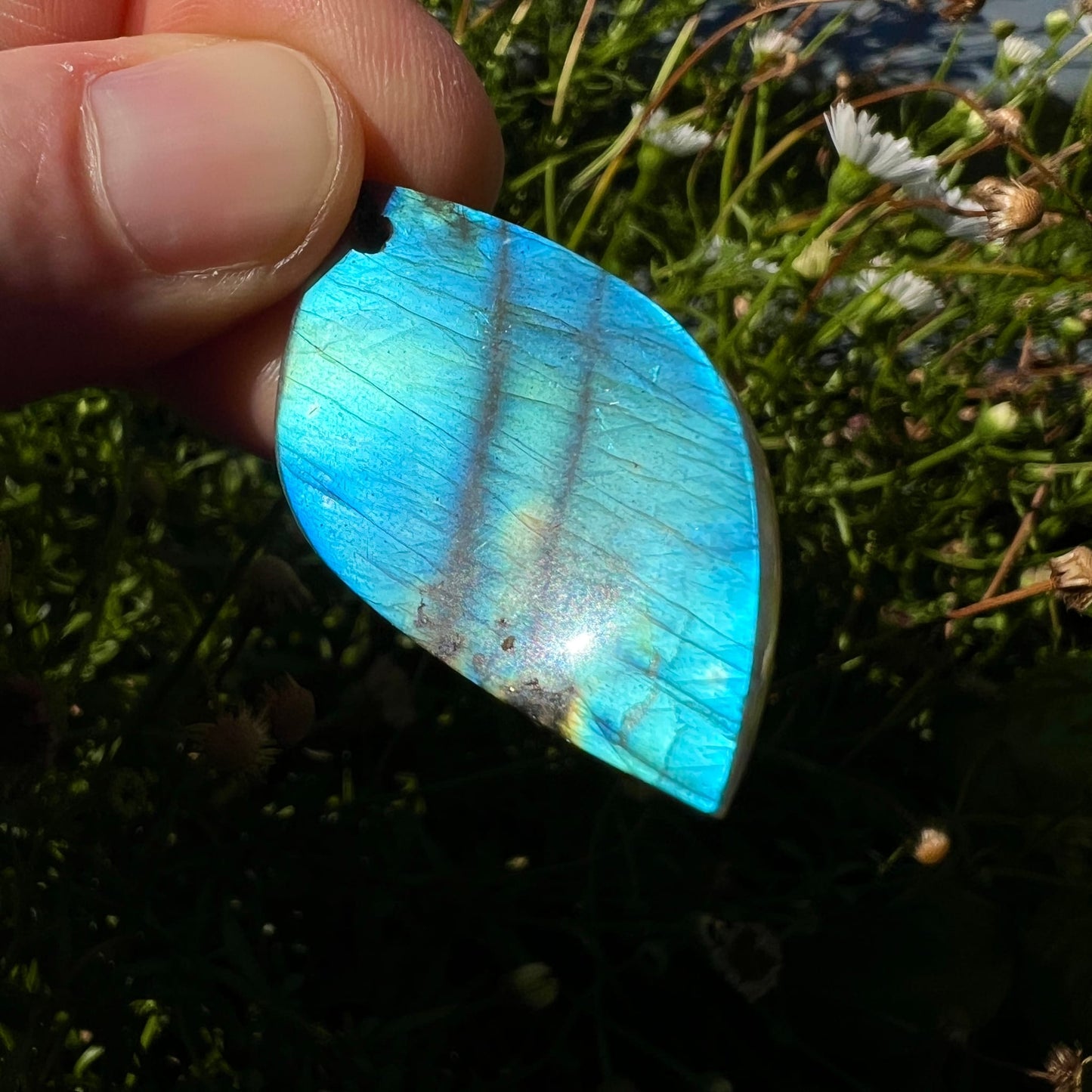 Labradorit Anhänger | türkis-blauer Schimmer | grüne Akzente | Lichtreflexe | Blumenwiese | Finger | Happy Minerals