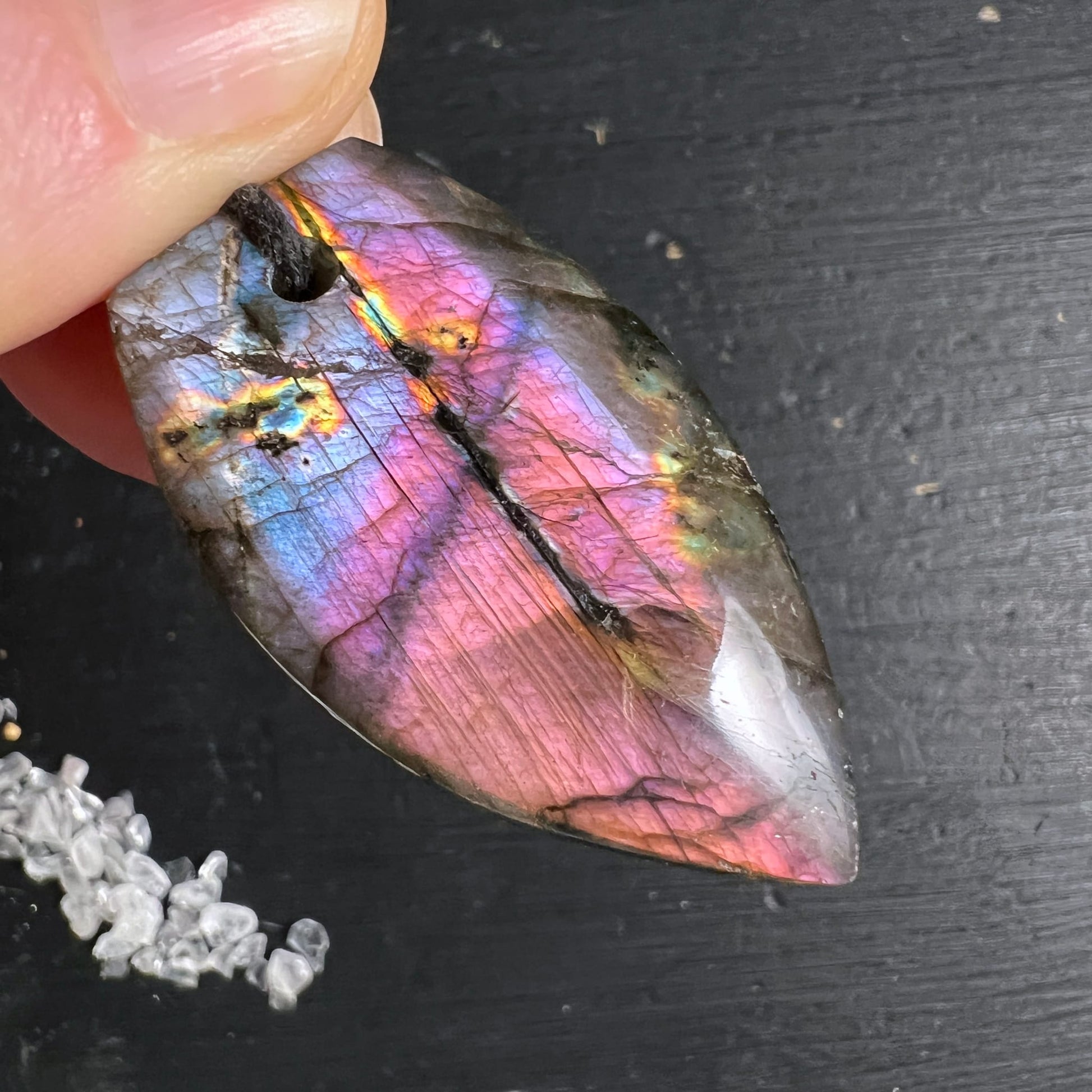 Labradorit Anhänger tropfenform poliert, violett-pink-blau Labradoreszenz, orange-gelbe Lichtreflexe, schwarze Einschlüsse | Happy Minerals