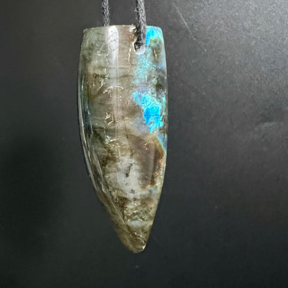 Labradorit Anhänger Zahnform, grau-braun mit intensivem türkis-blauem Labradoreszenz-Flash oben rechts | Happy Minerals