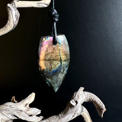 Handpolierter Labradorit Anhänger in Freiform mit starkem Farbspiel | Happy Minerals