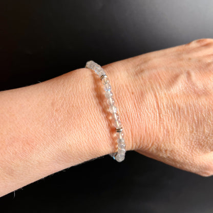 Labradorit-Armband | Variante B | am Handgelenk getragen | zart | elegant | Happy Minerals