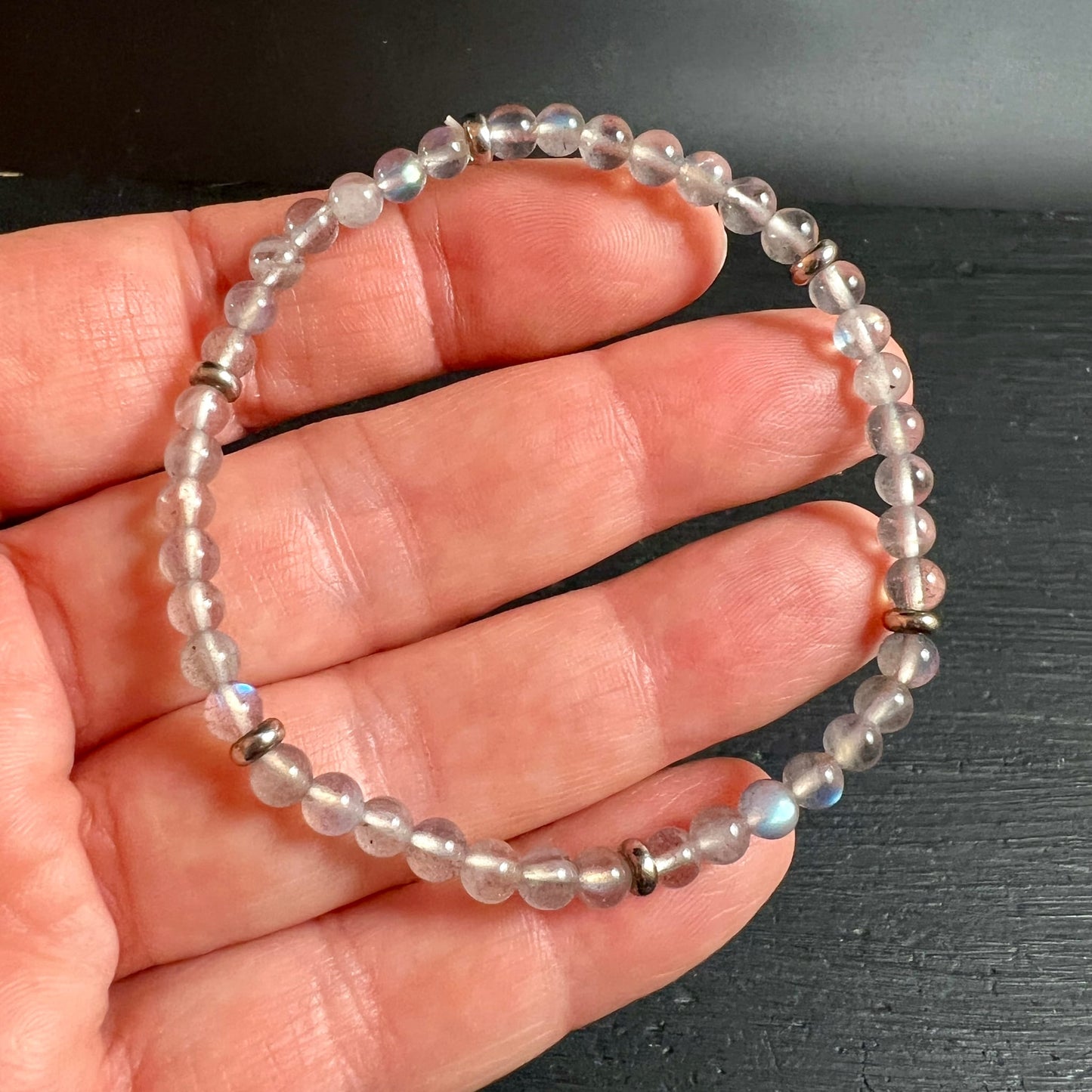 Labradorit-Armband | Variante C | in Handfläche | funkelnd | natürliche Musterung | Happy Minerals