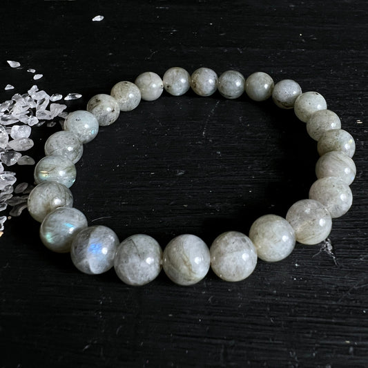Labradorit Armband 4mm aus polierten grau-weissen Perlen mit blauem Schimmer und dunklen Einschluessen | Happy Minerals