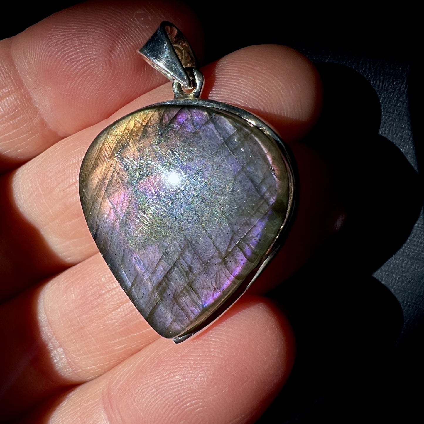 Labradorit Edelstein Anhänger in massiver 925er Silberfassung | Happy Minerals