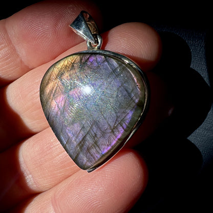 Labradorit Edelstein Anhänger in massiver 925er Silberfassung | Happy Minerals