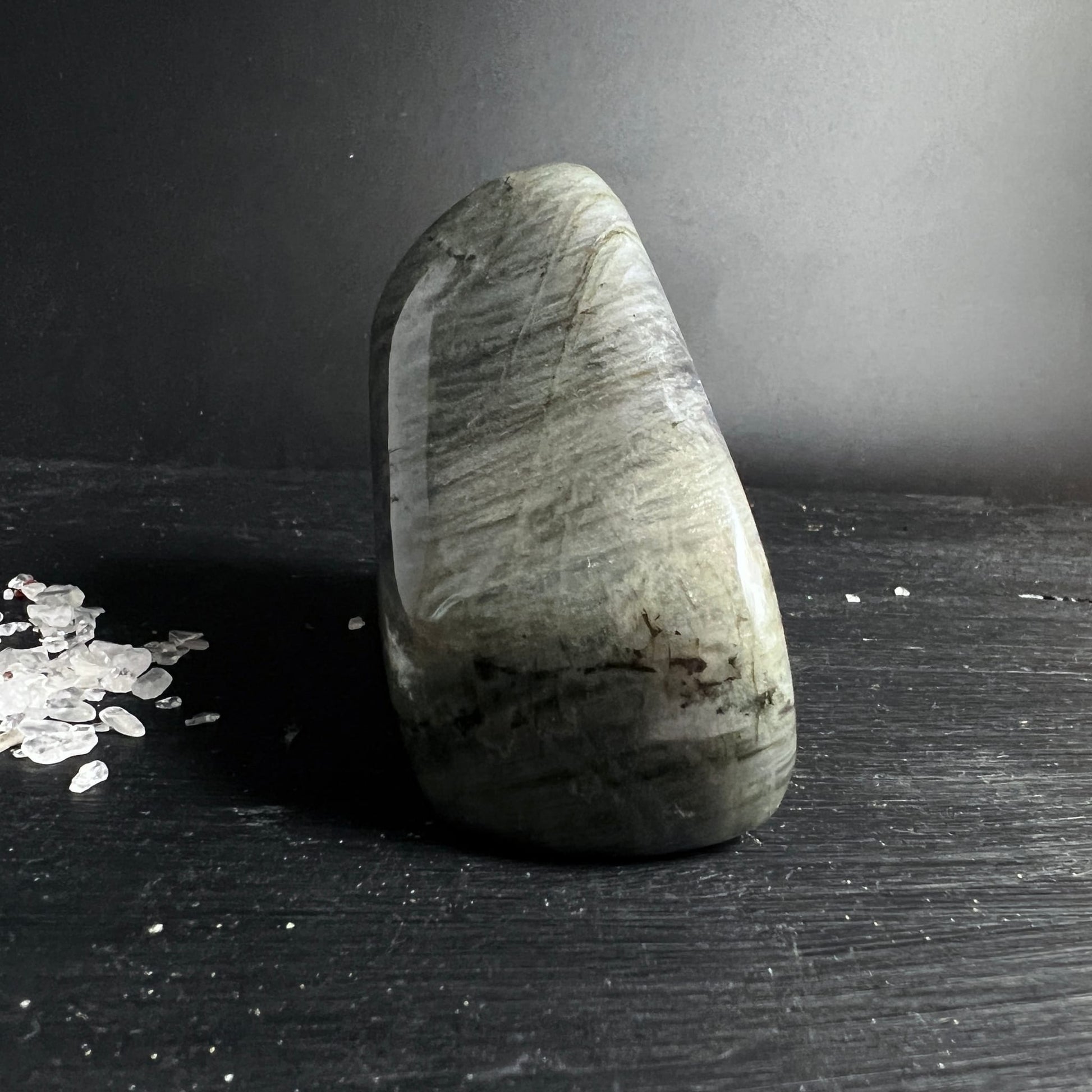 Labradorit Freiform in grau-grün mit silbrig-schimmernden Streifen und polierter Oberfläche | Happy Minerals