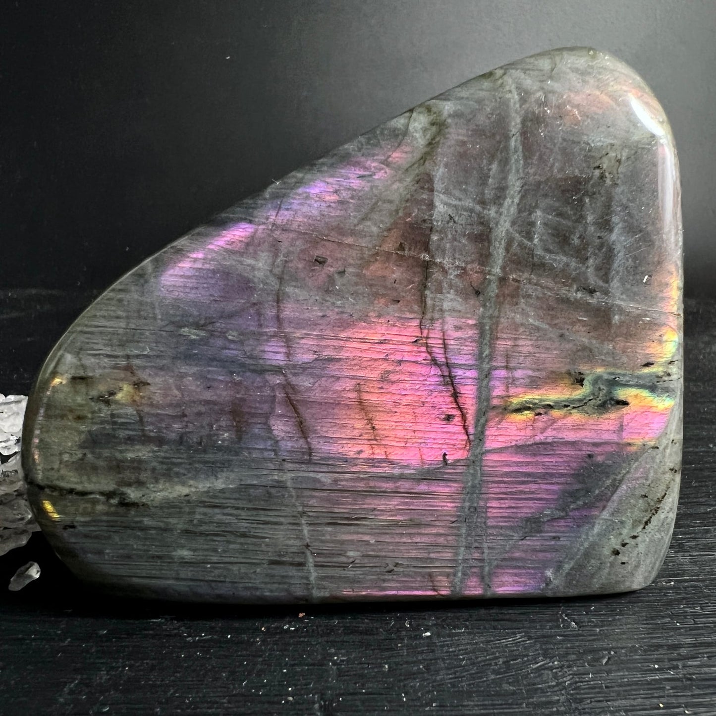 Labradorit Freiform grau mit lila-pinkem und goldenem Farbspiel, polierte Oberflaeche | Happy Minerals