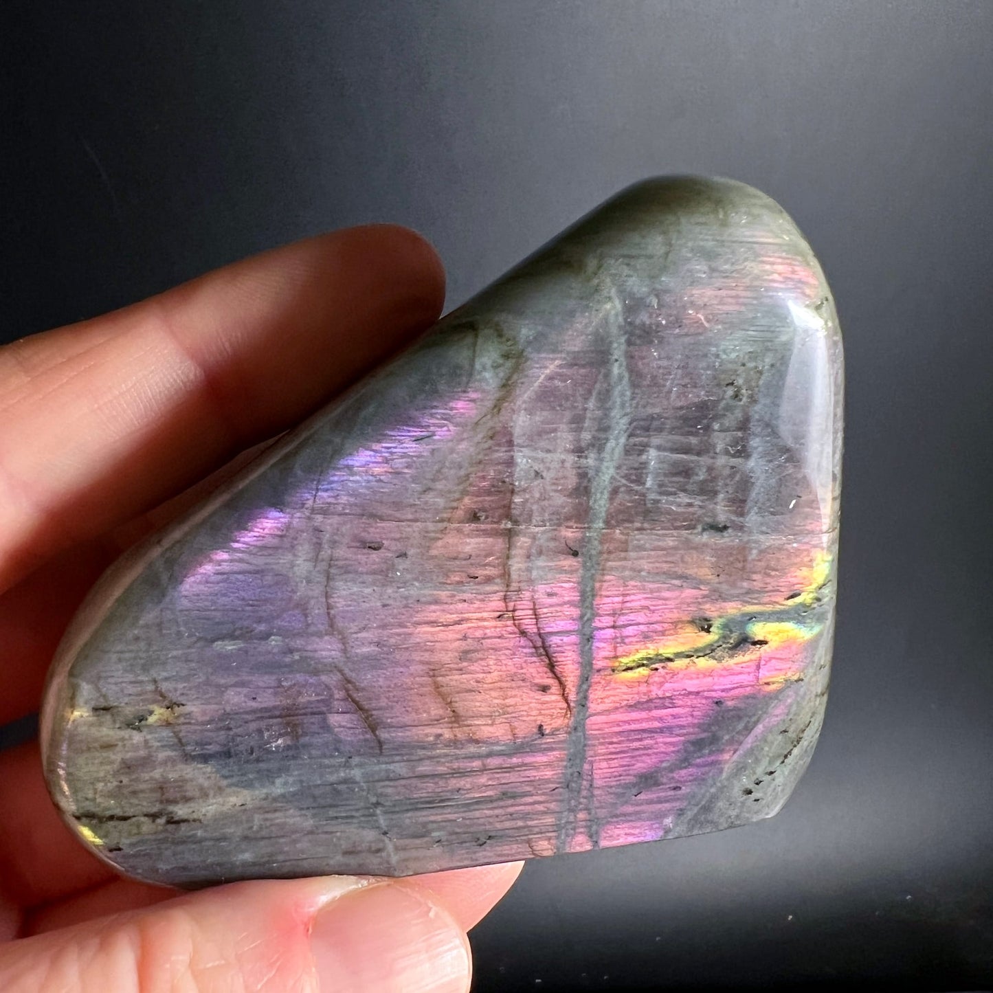 Labradorit Freiform, graugruene Oberflaeche mit violett-pinkem und goldenem Farbspiel | Happy Minerals