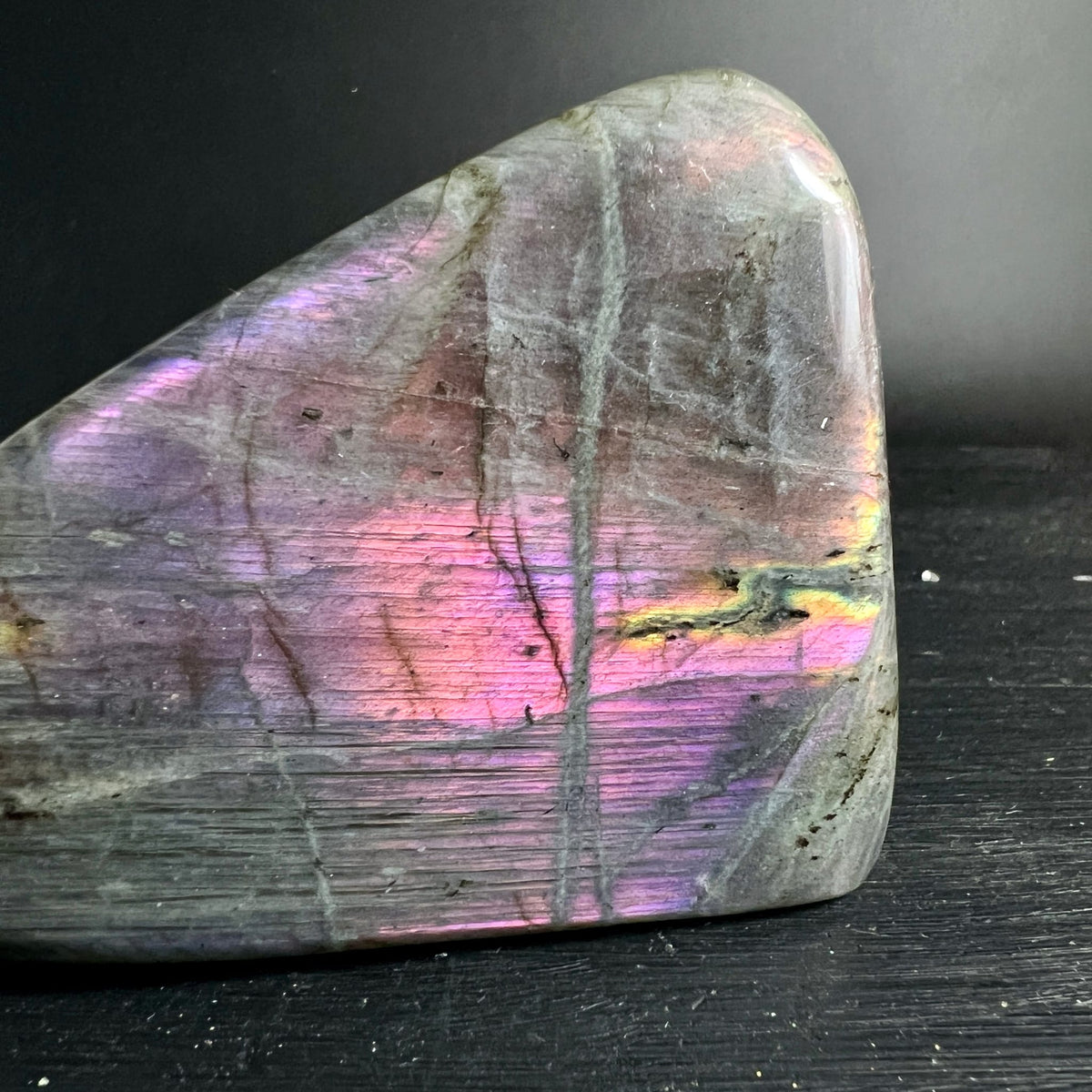 Labradorit Freiform grau-poliert mit violett-pinkem und goldenem Farbspiel und feinen Rissen | Happy Minerals