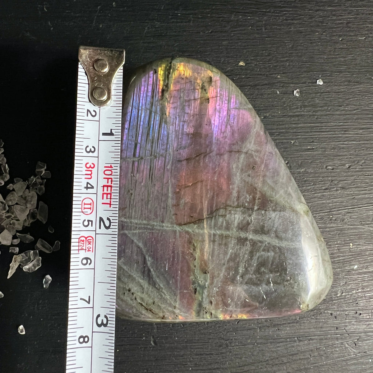 Labradorit Freiform mit violett-blauem und goldenem Schiller auf grauem Grundstein, glatt poliert | Happy Minerals