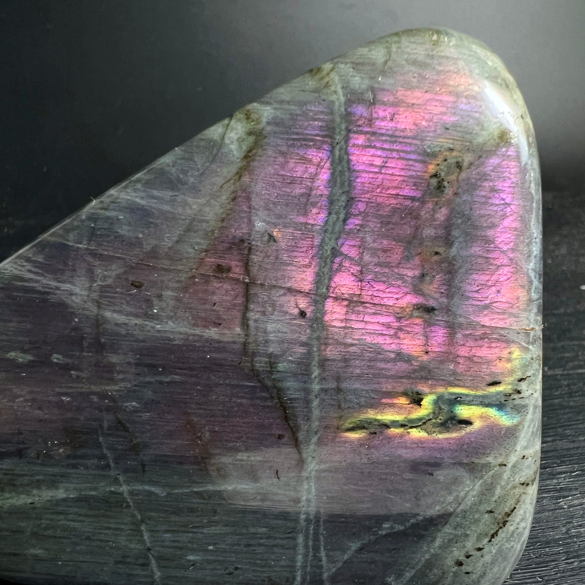Labradorit Freiform mit pinkviolettem Farbspiel, grau-lavendel Grundton und feinen Glimmerlinien | Happy Minerals