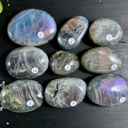9 Labradorit Handschmeichler poliert, blau-violett-rosa Schiller, grau-grüne Basis, ovale Form | Happy Minerals