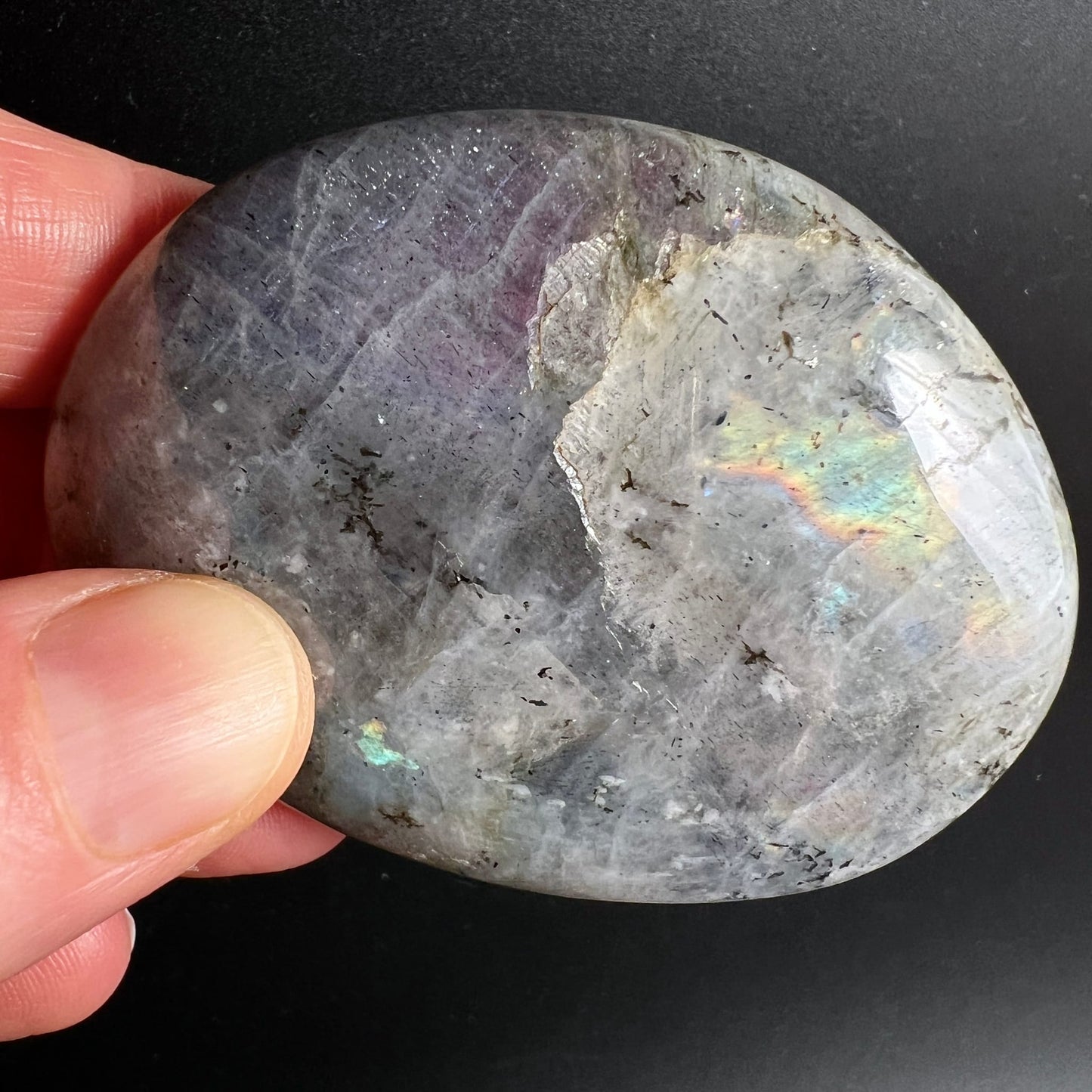 Labradorit Handschmeichler oval-poliert, grau-blau mit Regenbogen-Labradoreszenz in Türkis-Orange, schwarze Einschlüsse | Happy Minerals