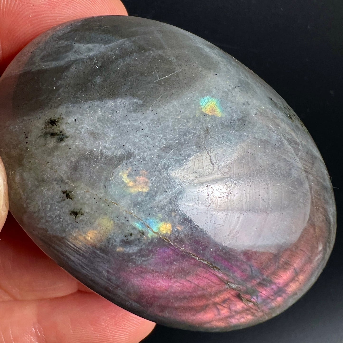 Labradorit Handschmeichler oval poliert, grau mit pinkem Schimmer unten, blaue und goldgelbe Lichtreflexe | Happy Minerals