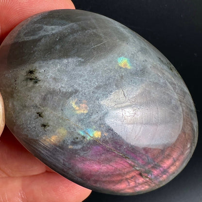Labradorit Handschmeichler oval poliert, grau mit pinkem Schimmer unten, blaue und goldgelbe Lichtreflexe | Happy Minerals