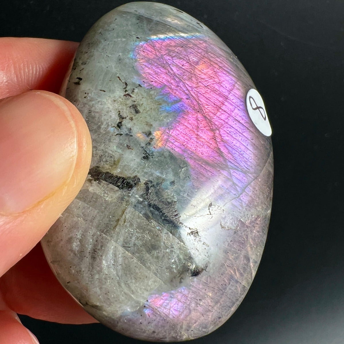 Labradorit Handschmeichler oval-poliert, grau mit leuchtendem Pink-Violett-Blau Farbspiel, dunkle Mineraleinschlüsse | Happy Minerals
