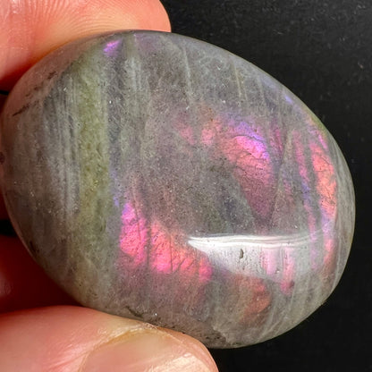 Labradorit Handschmeichler oval poliert, grau mit leuchtendem Pink-Violett-Farbspiel in Flammenform | Happy Minerals