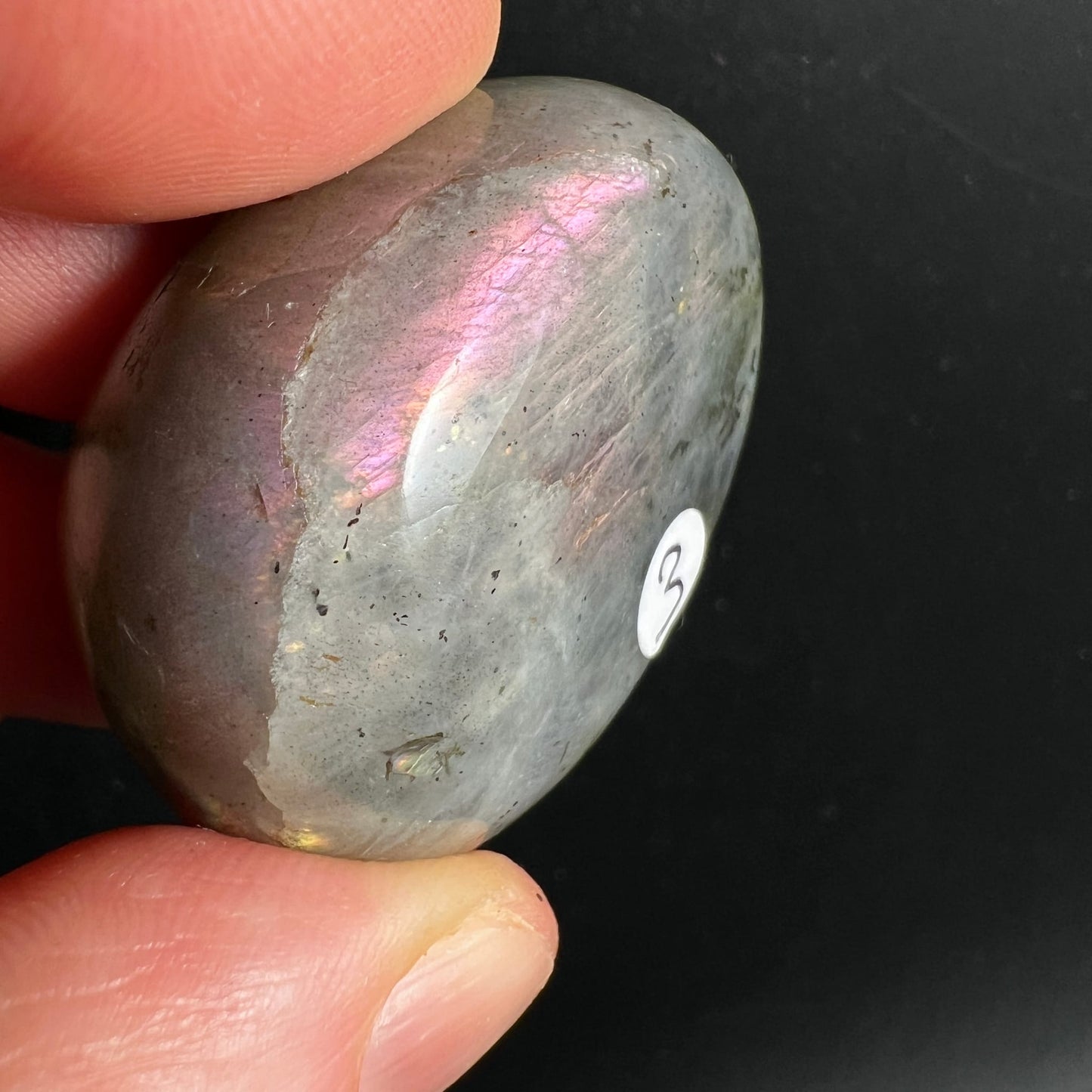Labradorit Handschmeichler oval poliert, grau mit leuchtendem Pink-Violett Farbspiel, schwarze Einschlüsse | Happy Minerals