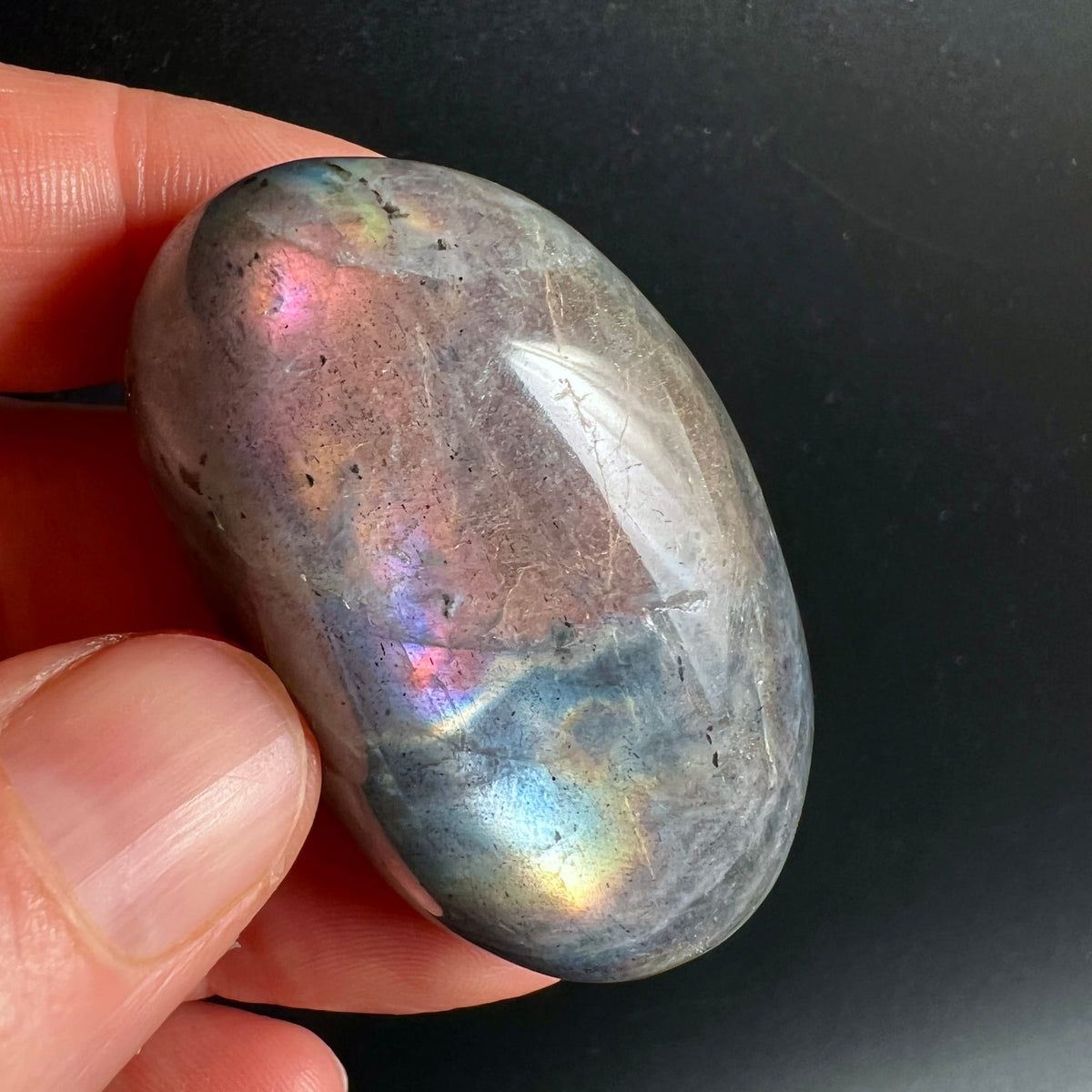 Labradorit Handschmeichler oval poliert, grau mit Rosa-Blau-Gelb Farbspiel, schimmernde Regenbogenzonen | Happy Minerals