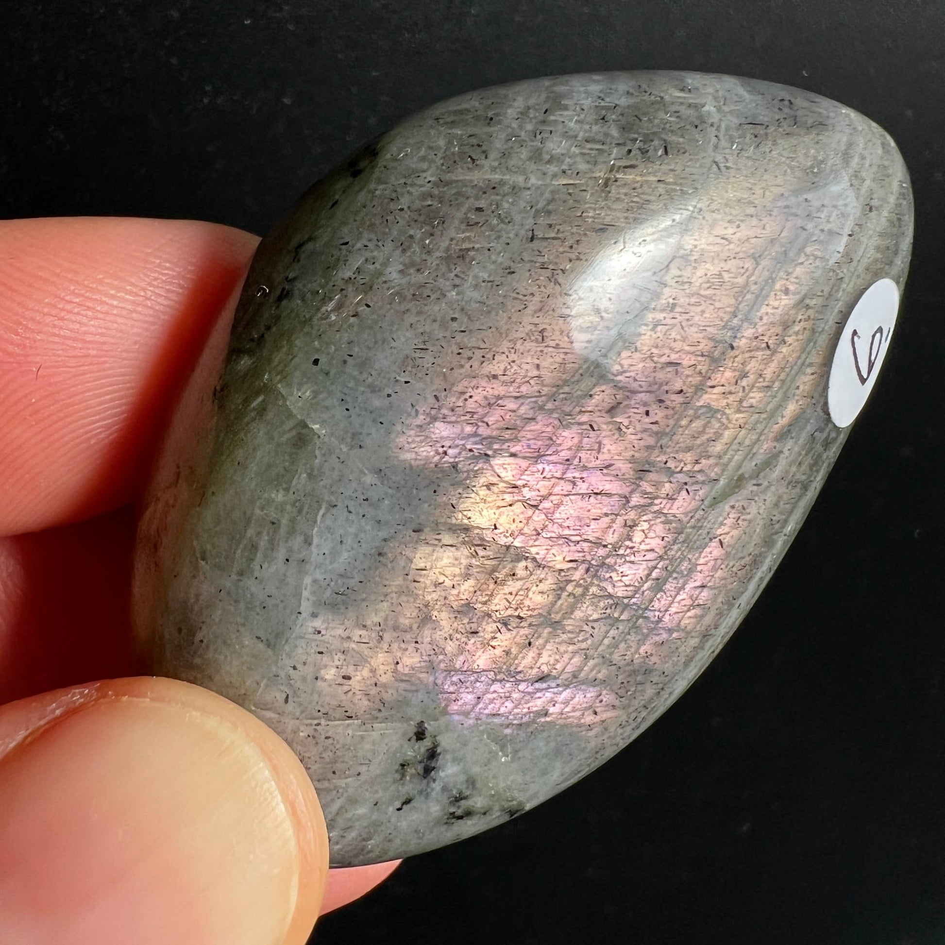 Labradorit Handschmeichler grau mit rosa-violettem Sunset-Farbspiel, poliert, oval-tropfenform | Happy Minerals