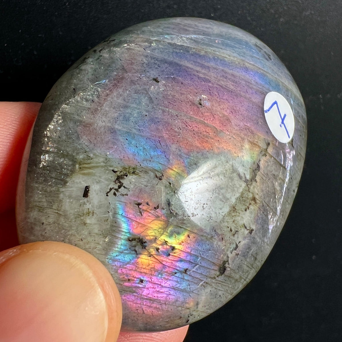 Labradorit Handschmeichler, oval poliert, grau mit spektralем Sunset-Farbspiel in Pink, Orange, Blau, Regenbogen-Reflexen | Happy Minerals