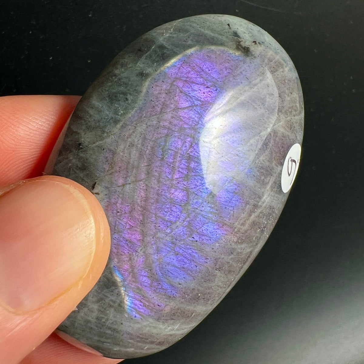 Labradorit Handschmeichler oval-poliert, grau mit violett-blauem Labradoreszenz-Farbspiel, lebhafte Schimmerzonen | Happy Minerals