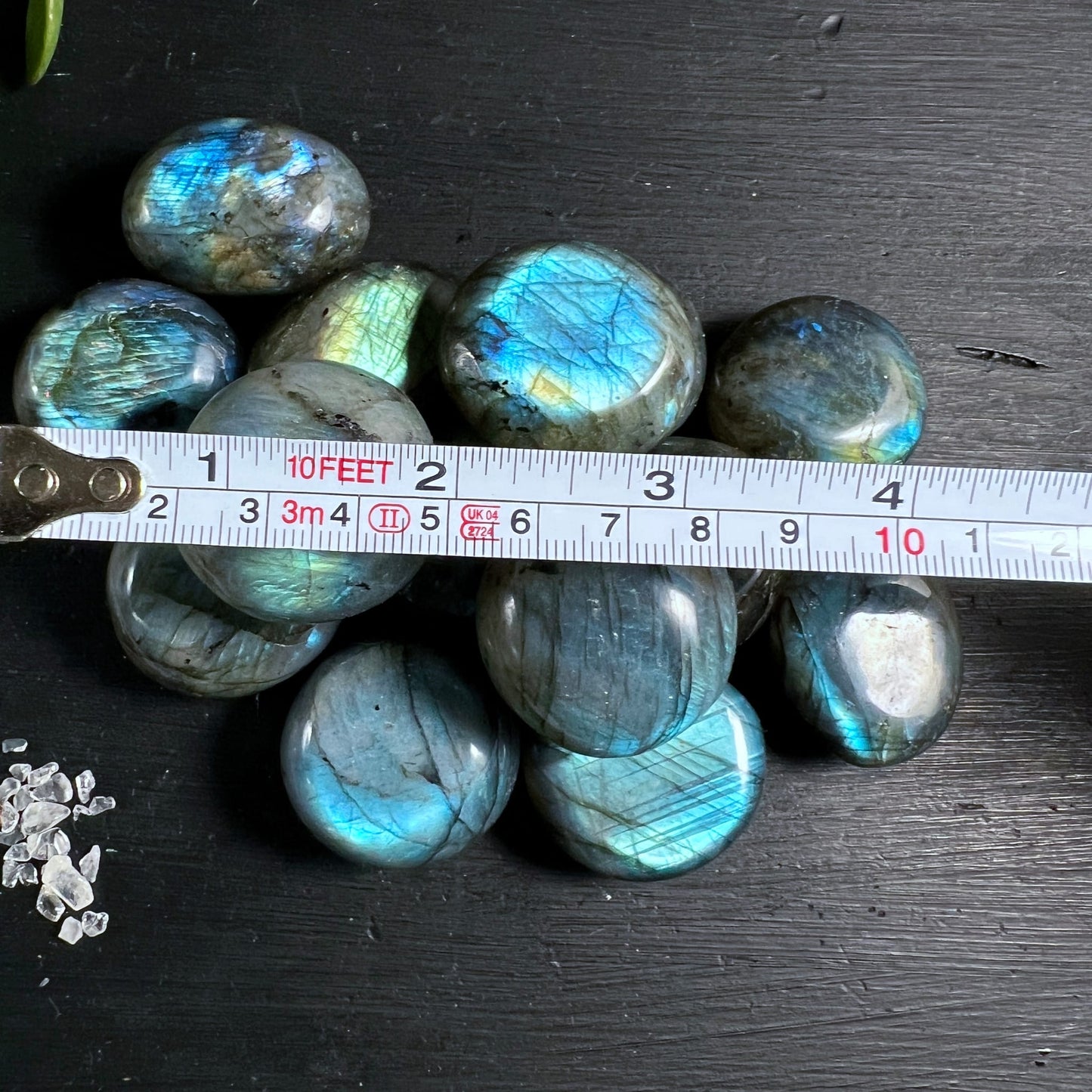 Labradorit Handschmeichler Madagaskar mit Massband | blaues Labradoreszenz-Leuchten | ca. 4cm | Happy Minerals