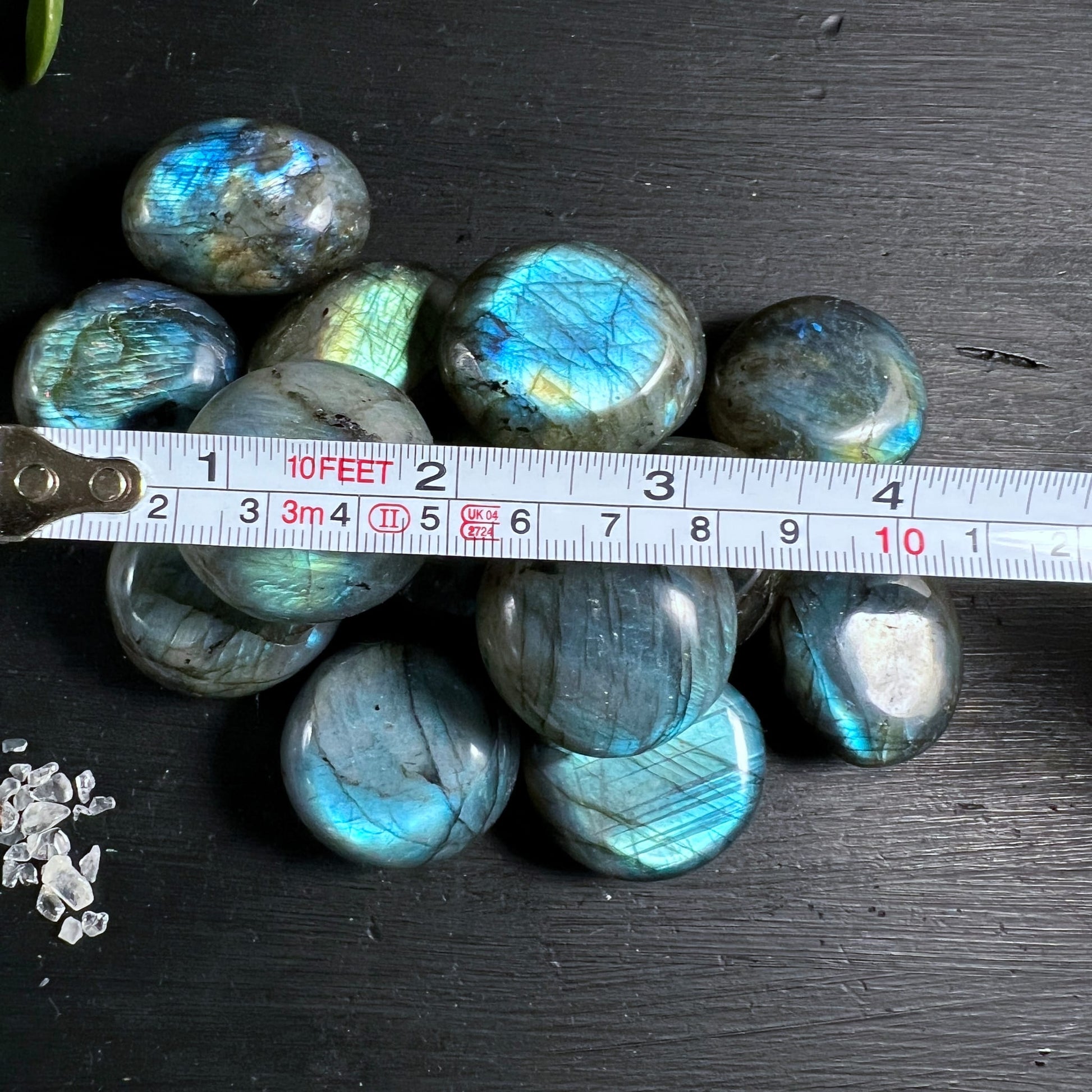 Labradorit Handschmeichler Madagaskar mit Massband | blaues Labradoreszenz-Leuchten | ca. 4cm | Happy Minerals