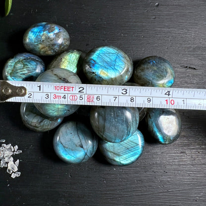 Labradorit Handschmeichler Madagaskar mit Massband | blaues Labradoreszenz-Leuchten | ca. 4cm | Happy Minerals