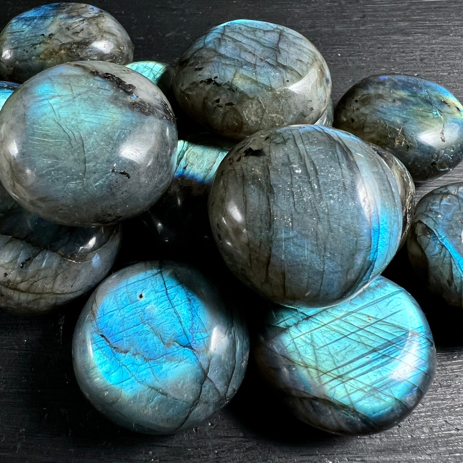 Labradorit Handschmeichler Madagaskar Nahaufnahme | intensives Blau & Gruen | polierte Scheiben im Stapel | Happy Minerals
