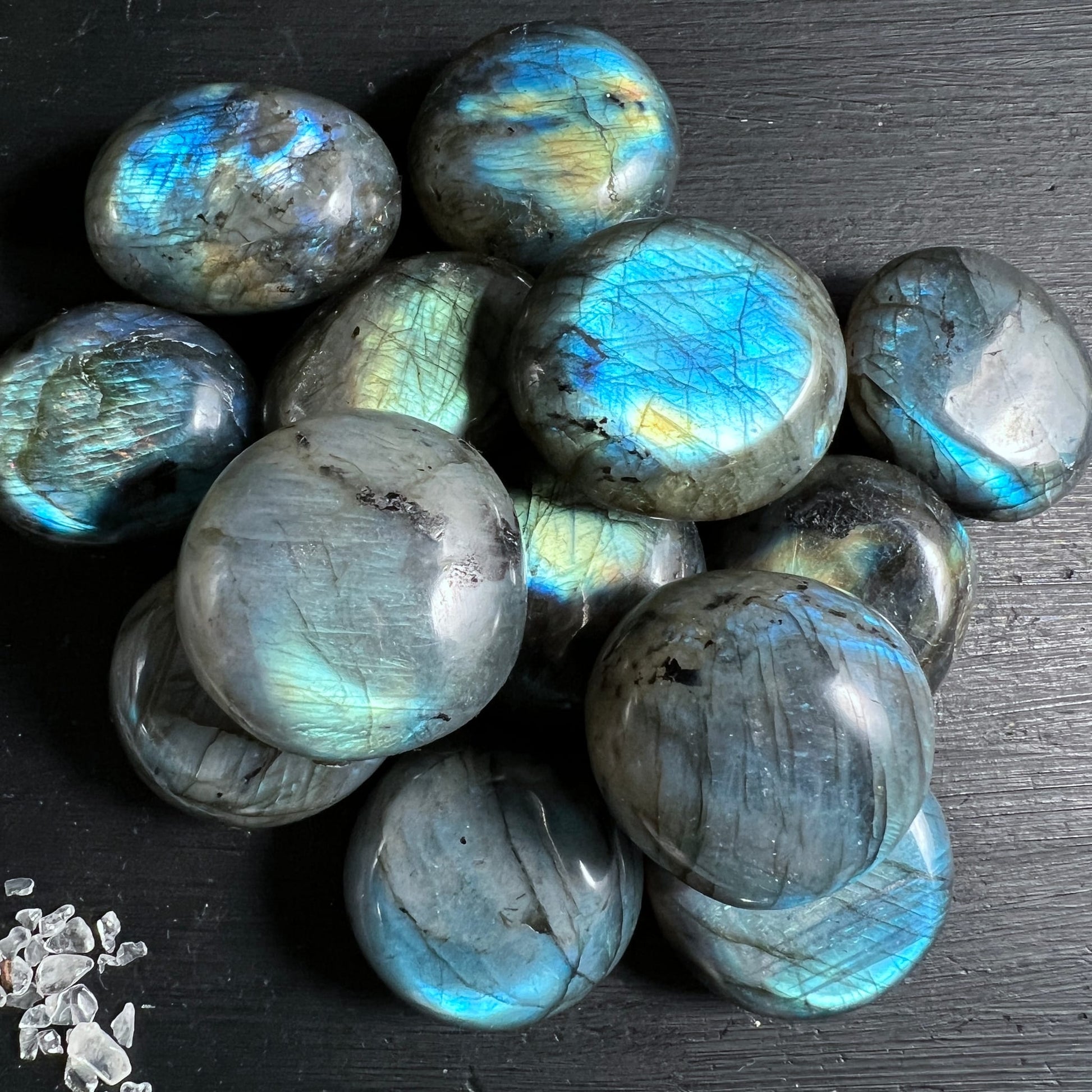 Labradorit Handschmeichler Madagaskar von oben | funkelndes Blau Gold Gruen | abgeflachte Scheiben Kollektion | Happy Minerals
