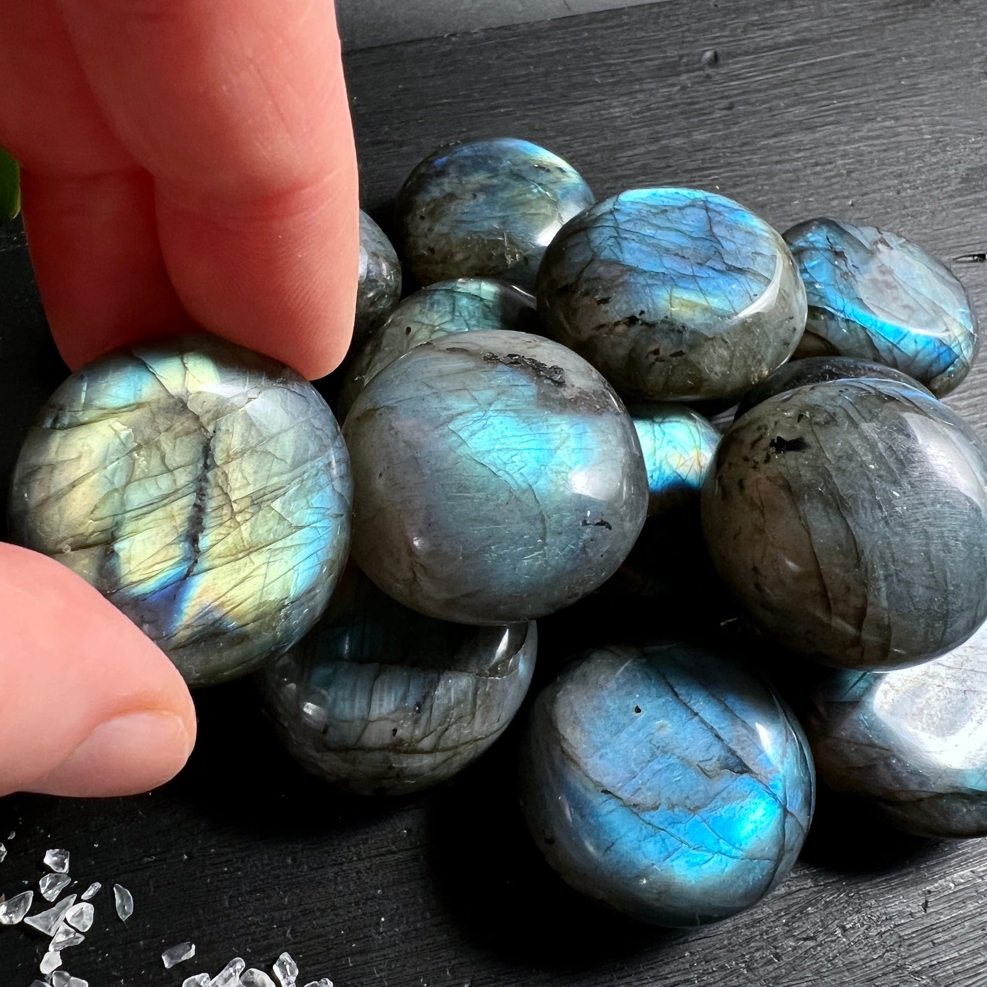 Labradorit Handschmeichler Madagaskar in der Hand | Groessenvergleich | schimmerndes Blau Gruen | Happy Minerals