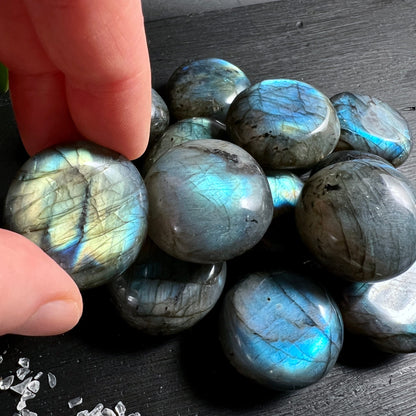 Labradorit Handschmeichler Madagaskar in der Hand | Groessenvergleich | schimmerndes Blau Gruen | Happy Minerals