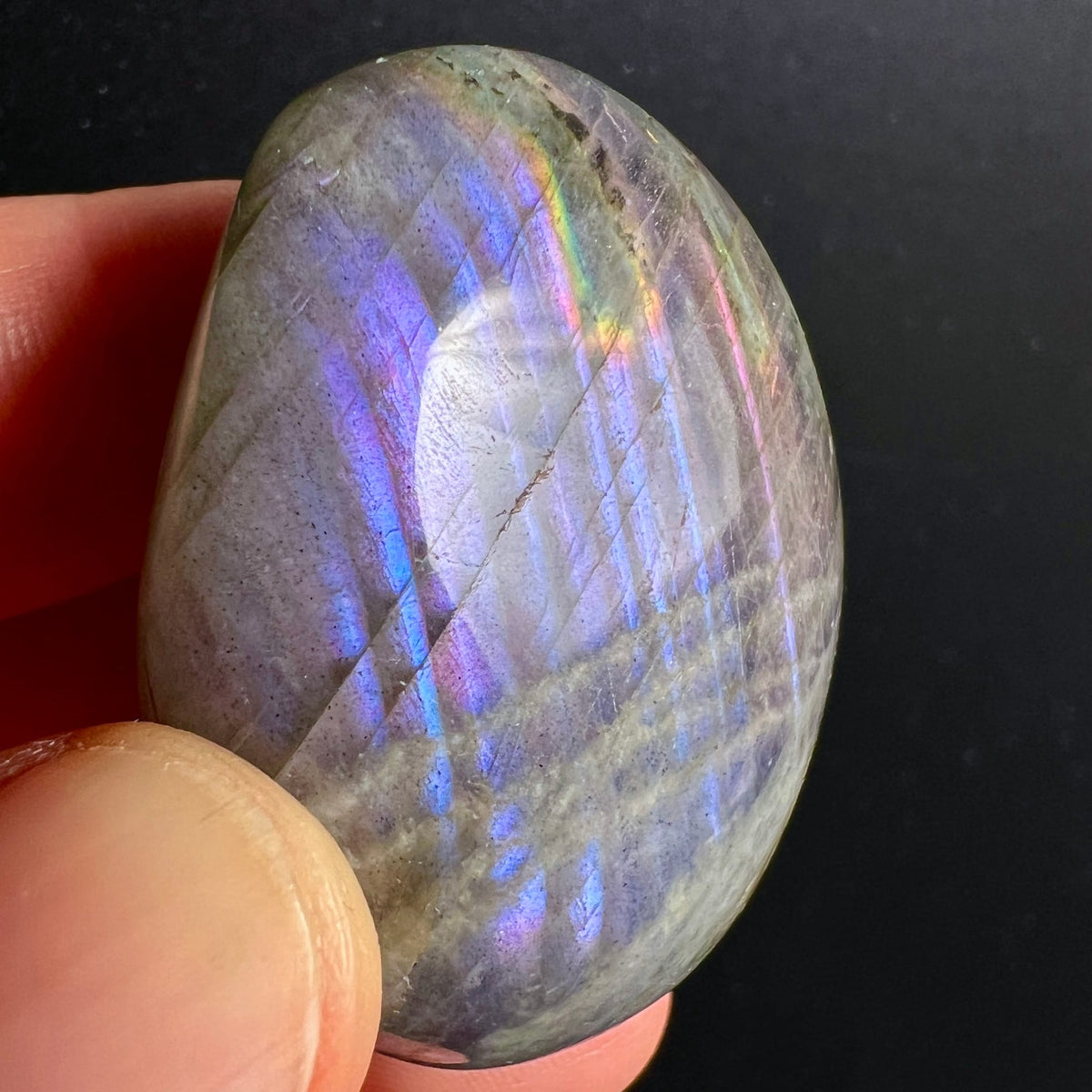 Labradorit Handschmeichler oval poliert, blau-violettes Farbspiel mit Regenbogenstreifen und Gitterstruktur | Happy Minerals