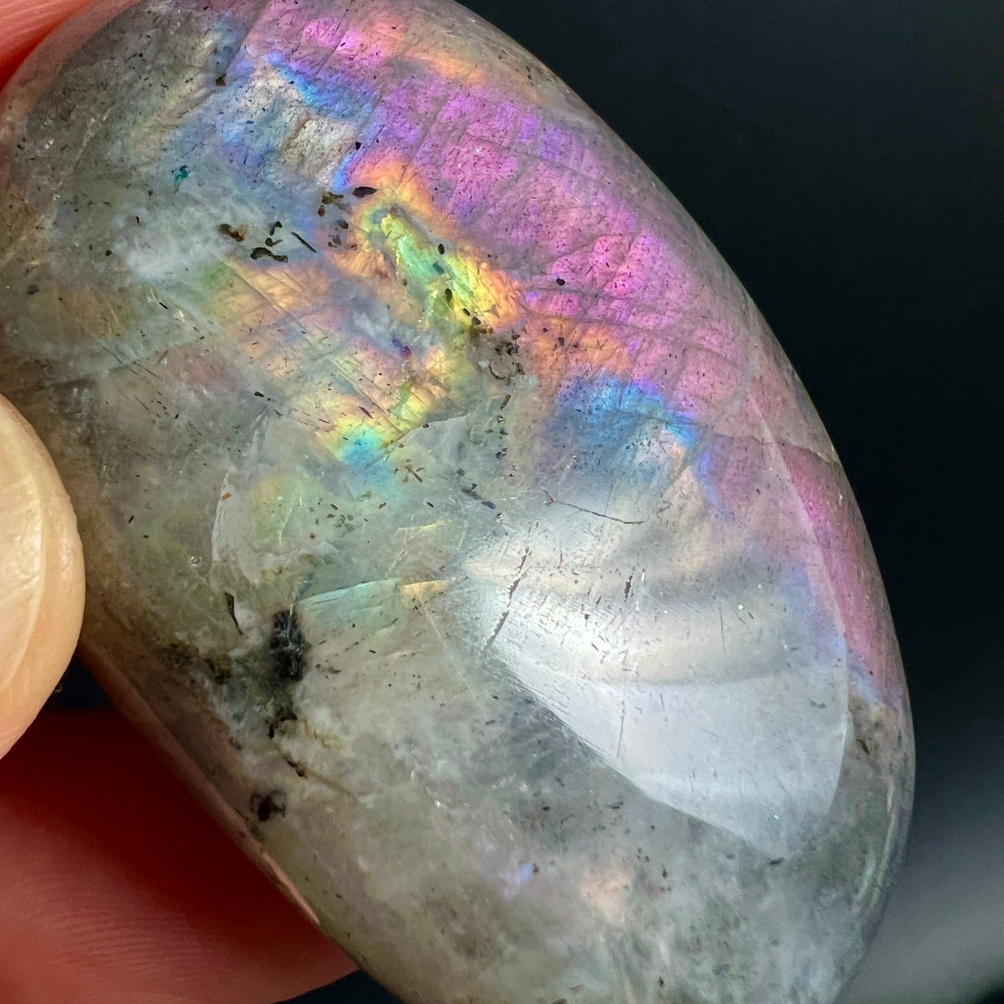 Labradorit Handschmeichler oval poliert, grau-silbern mit leuchtendem Sunset-Farbspiel in Pink, Blau, Gelb und Grün | Happy Minerals