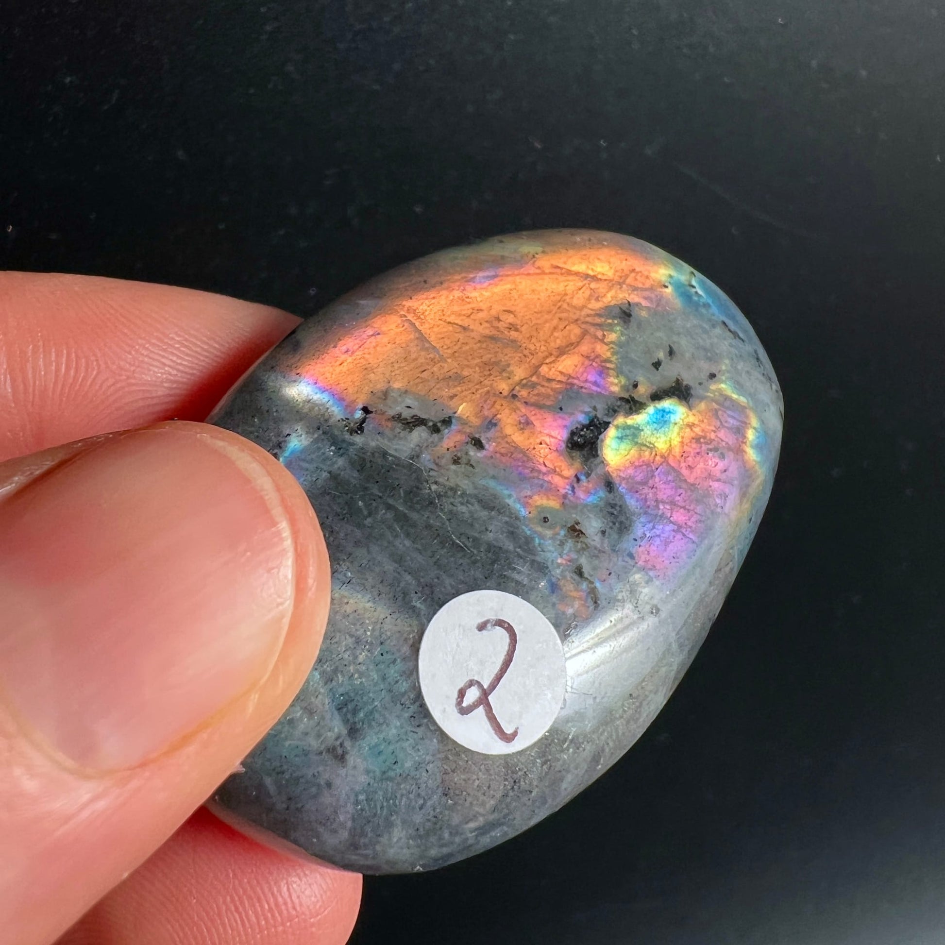 Labradorit Handschmeichler oval-poliert, intensives Sunset-Farbenspiel: Orange, Pink, Blau, Regenbogen-Schiller | Happy Minerals
