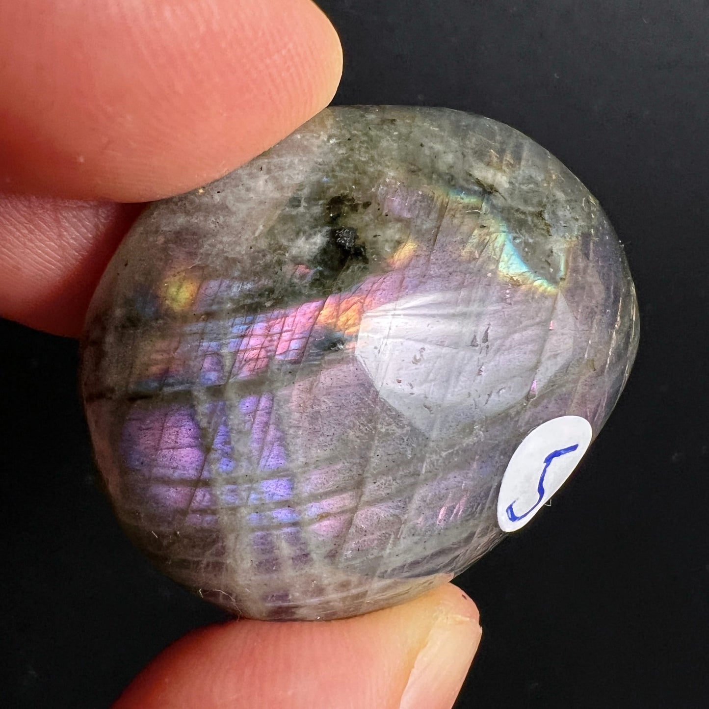 Labradorit Handschmeichler oval-poliert, violett-pinkes Sunset-Farbspiel mit Regenbogenschimmer und Gitterstruktur | Happy Minerals