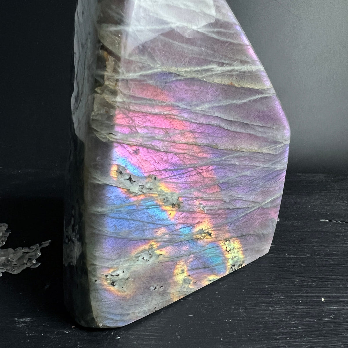 Labradorit | Nahaufnahme | Regenbogenfarben | pink-blau-gelbes Farbspiel | Happy Minerals