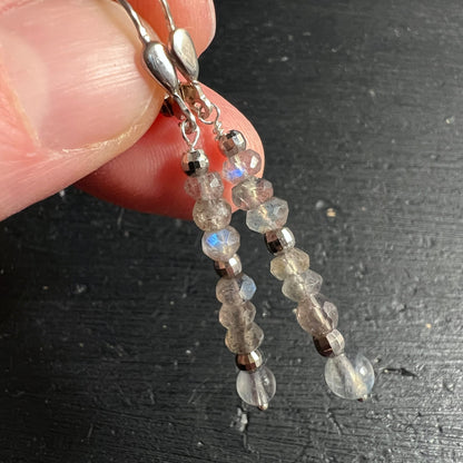 Labradorit Ohrringe in Hand gehalten | facettierte Perlen | changierendes Blau | Happy Minerals Unikat