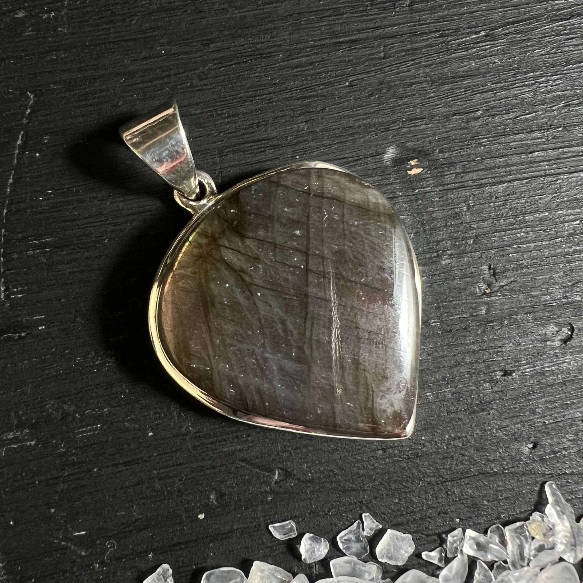 Schillernder Labradorit Anhänger mit intensivem Farbflash | Happy Minerals