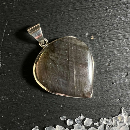 Schillernder Labradorit Anhänger mit intensivem Farbflash | Happy Minerals