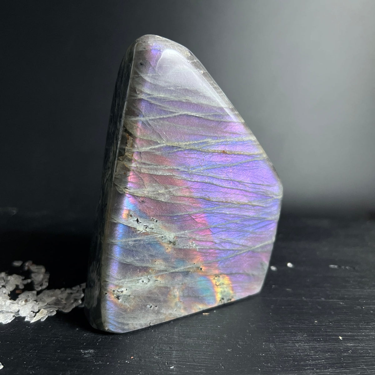 Labradorit | Standfigur | Madagaskar | blau-violettes Labradoreszenz | Happy Minerals
