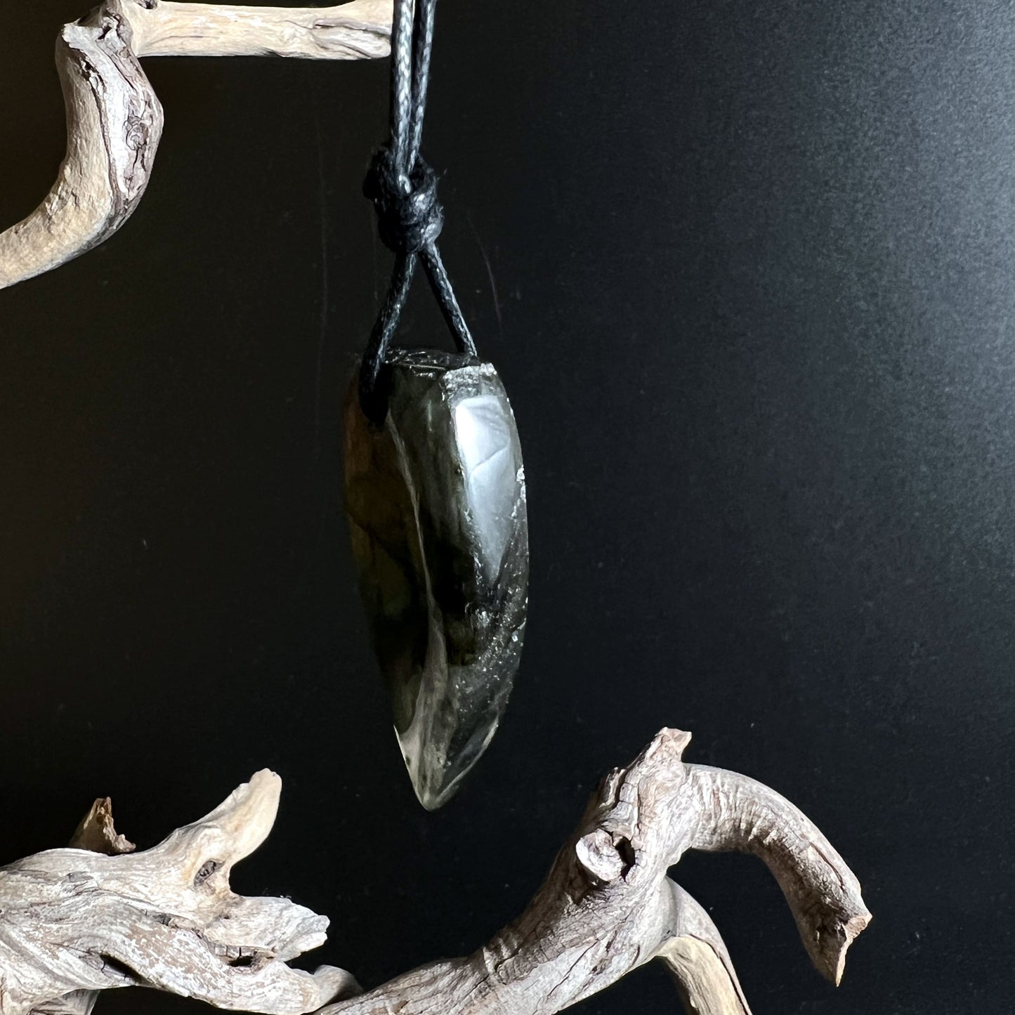 Sunset Flash Labradorit Pendant mit goldenem und violettem Schimmer | Happy Minerals